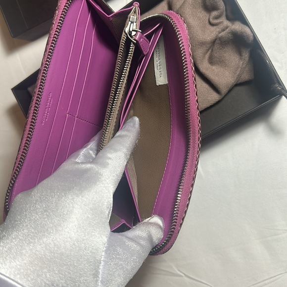 Authentic Bottega Veneta Zippy Wallet, a lovely wallet in excellent condition - Picture 9 of 15